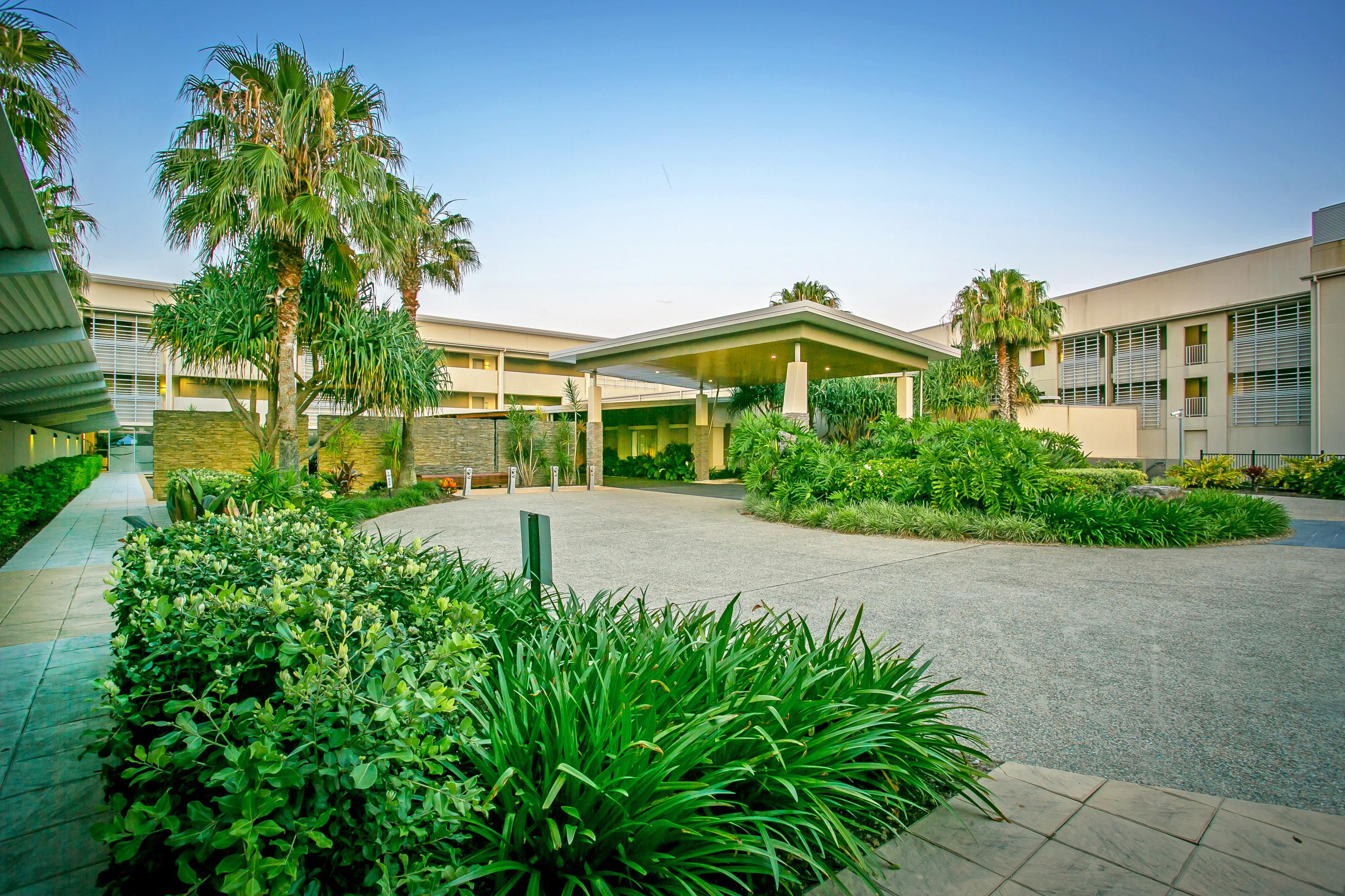 페퍼스 솔트 리조트 앤 스파 킹스클리프 외부 사진 The main entrance of the hospital