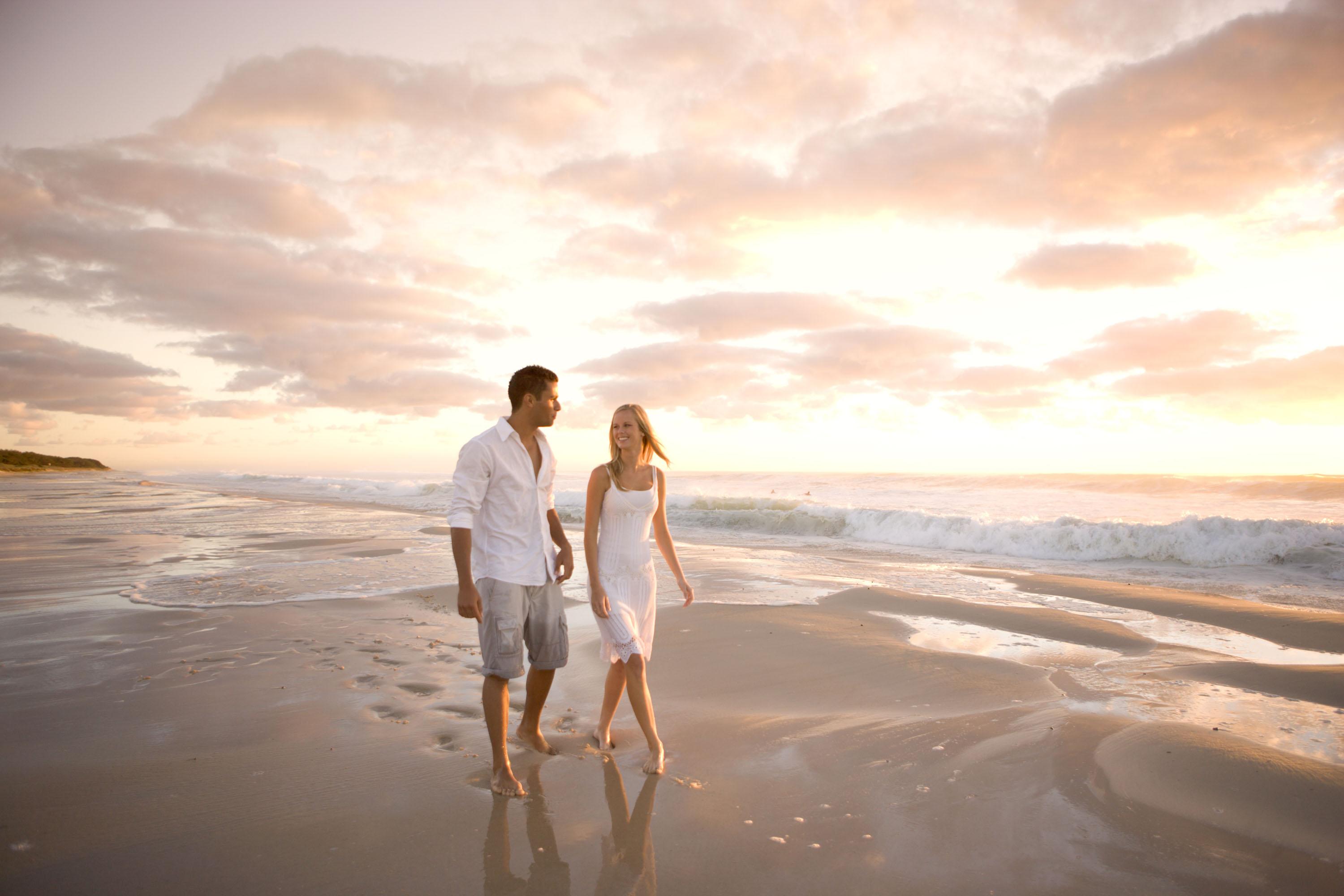 페퍼스 솔트 리조트 앤 스파 킹스클리프 외부 사진 A couple walking on a beach